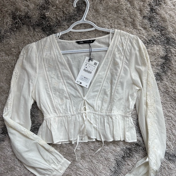 ZARA embroidered flowy top - Picture 3 of 5